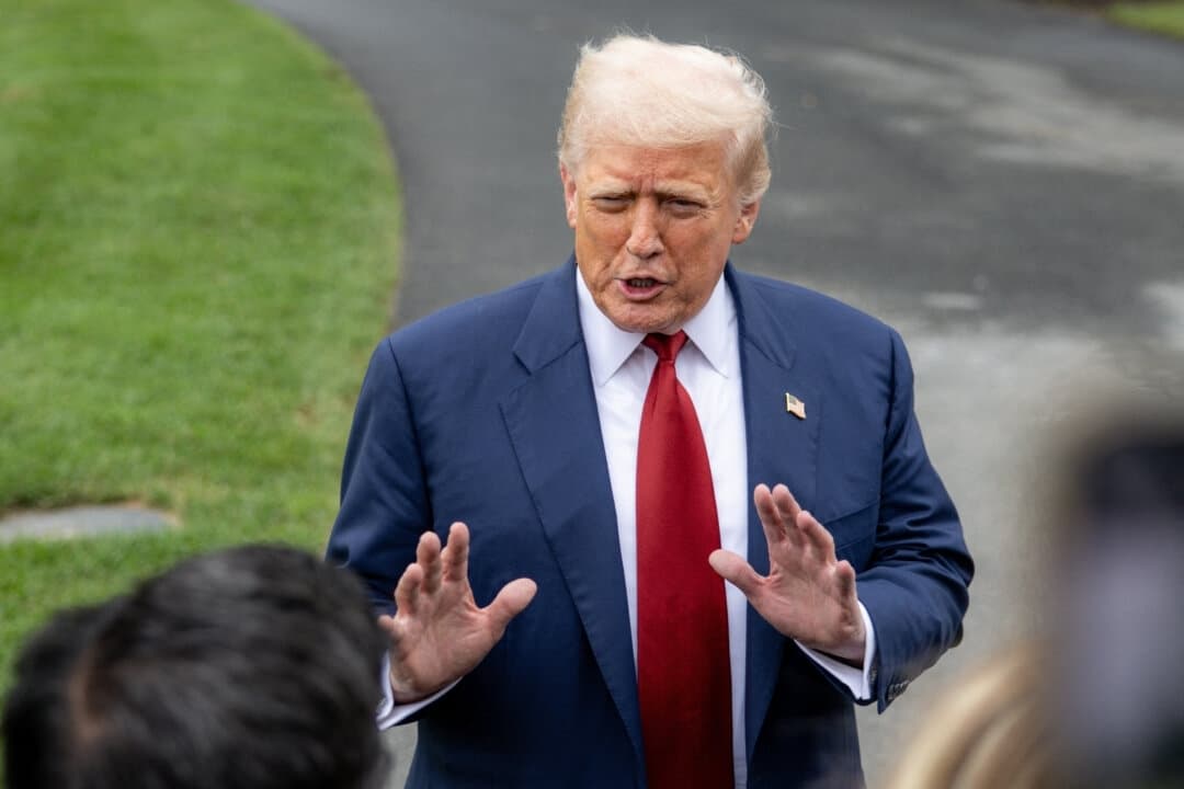 El presidente Donald Trump habla con los medios de comunicación antes de subir al Marine One en el jardín sur de la Casa Blanca en Washington, el 1 de agosto de 2025. (MEHMET ESER/Middle East Images/AFP a través de Getty Images)