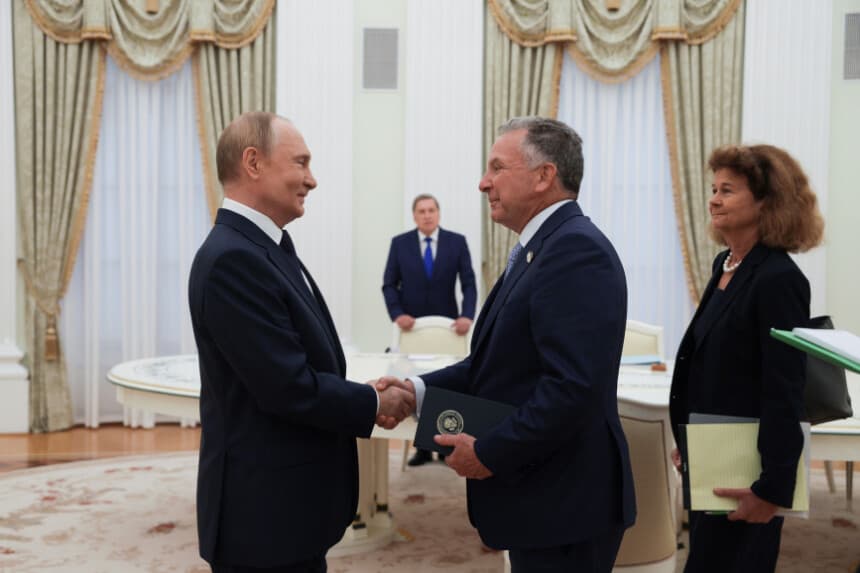 El presidente ruso, Vladímir Putin (izquierda), y el enviado especial del presidente estadounidense, Donald Trump, Steve Witkoff (derecha), se dan la mano en el Kremlin, en Moscú, el 6 de agosto de 2025. (Gavriil Grigorov/Sputnik/Kremlin/vía AP).