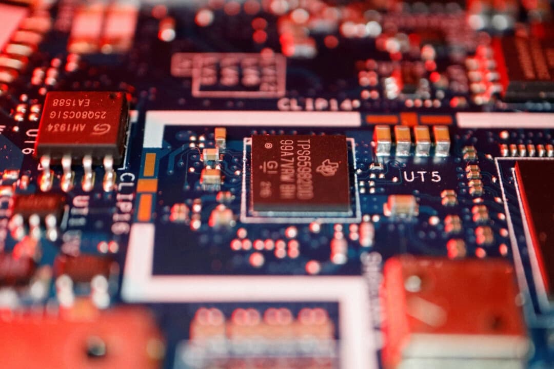 Chips semiconductores en una placa de circuito de un ordenador, en esta ilustración tomada el 25 de febrero de 2022. (Florence Lo/Reuters).