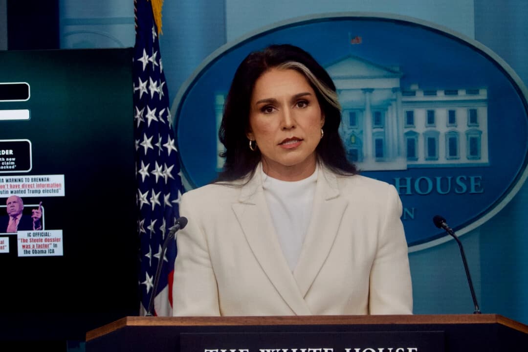 La directora de Inteligencia Nacional, Tulsi Gabbard, habla con los periodistas durante una rueda de prensa en la Casa Blanca el 23 de julio de 2025. (Travis Gillmore/The Epoch Times)