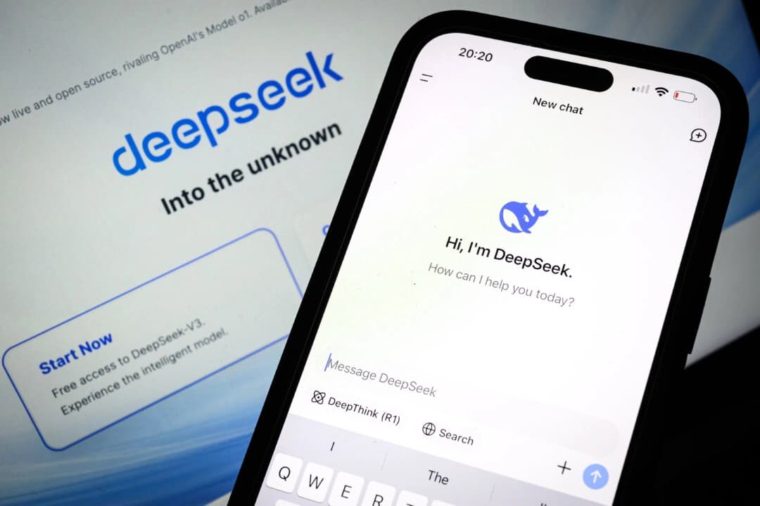La página de búsqueda DeepSeek se muestra en un teléfono móvil frente a la pantalla de un ordenador portátil que muestra la página de inicio de Deepseek, en Londres, el 29 de enero de 2025. (Leon Neal/Getty Images)