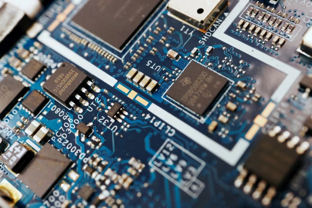 Chips semiconductores en una placa de circuito de una computadora el 25 de febrero de 2022. (Florence Lo/Ilustración/Reuters)