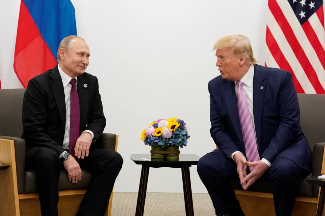 El presidente ruso Vladimir Putin y el presidente estadounidense Donald Trump conversan durante una reunión bilateral en la cumbre del G20 en Osaka, Japón, el 28 de junio de 2019. (REUTERS/Kevin Lamarque/Foto de archivo)