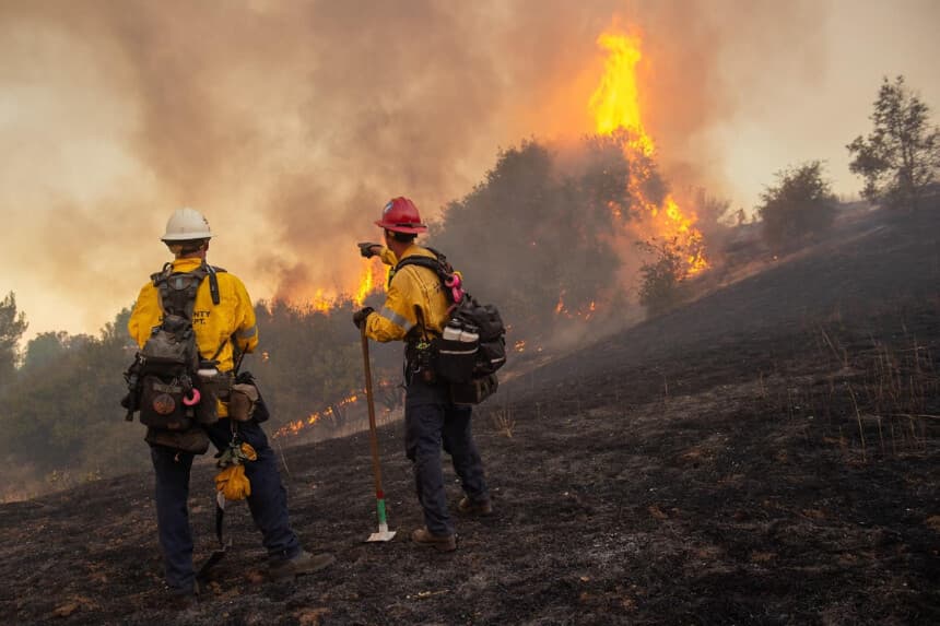 Nuevo incendio amenaza comunidades y líneas eléctricas en Los Ángeles