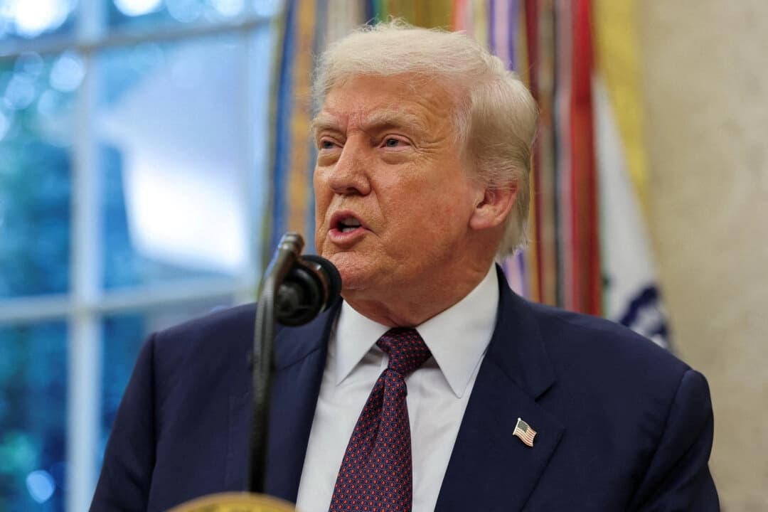 El presidente de Estados Unidos, Donald Trump, habla en el Despacho Oval de la Casa Blanca en Washington, D.C., Estados Unidos, el 6 de agosto de 2025. (REUTERS/Jonathan Ernst/Foto de archivo)