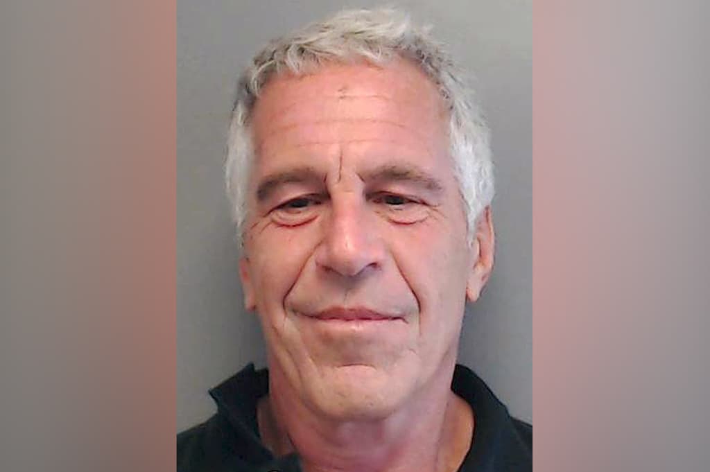 En esta foto proporcionada por el Departamento de Policía de Florida, Jeffrey Epstein posa para la ficha policial de delincuentes sexuales tras ser acusado de proxenetismo de menores el 25 de julio de 2013 en Florida. (Foto del Departamento de Policía de Florida a través de Getty Images)