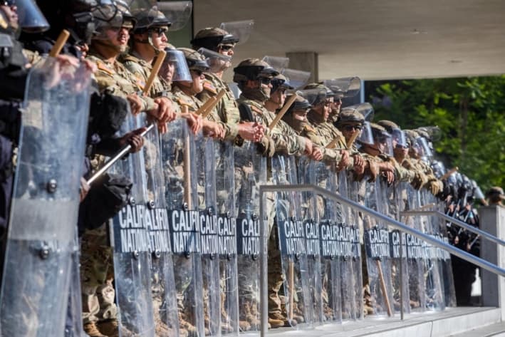 Gran jurado federal acusa a 2 manifestantes por agredir a agentes federales en Los Ángeles