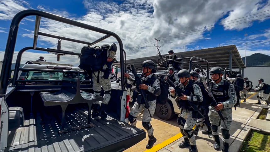 Al menos 56 policías municipales fueron detenidos por presuntos vínculos con la delincuencia organizada, luego de tres días de intensos operativos en los municipios de Cintalapa y Jiquipilas, en el estado de Chiapas, sureste de México, informaron este lunes fuentes de seguridad. (Fotografía de archivo. EFE/Carlos López)