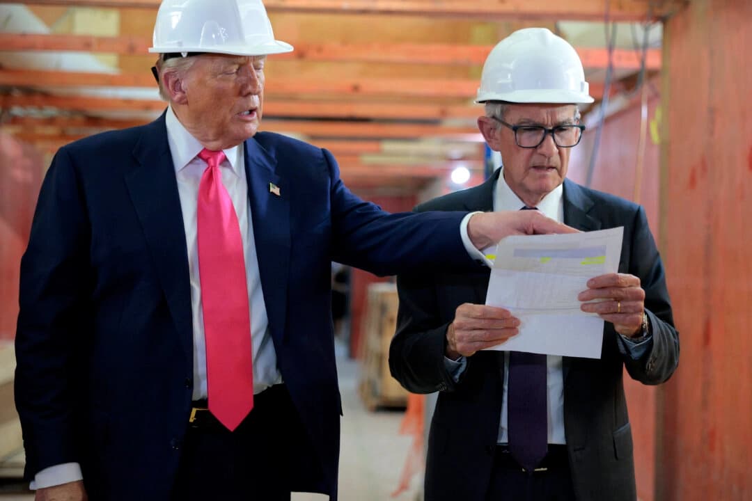 El presidente Donald Trump y el presidente de la Reserva Federal, Jerome Powell, visitan el proyecto de renovación de la sede de la Reserva Federal, valorado en USD 2.5 mil millones, en Washington el 24 de julio de 2025. (Chip Somodevilla/Getty Images)