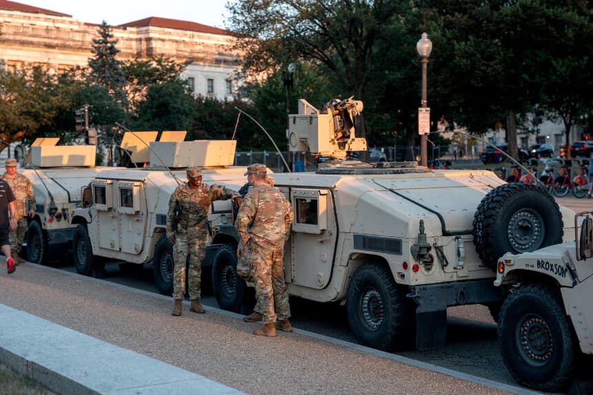Tropas de la Guardia Nacional se reúnen cerca del Monumento a Washington como parte de la movilización de las fuerzas del orden en Washington ordenada por el presidente Trump el 12 de agosto de 2025. (Andrew Leyden/Getty Images).