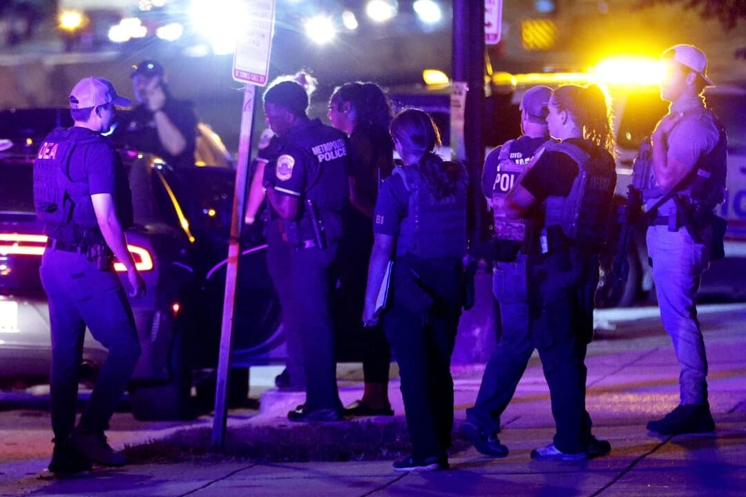 Agentes de la policía federal y local investigan el vehículo de un sospechoso en South Capitol Street, en Washington, el 11 de agosto de 2025. (Alex Wong/Getty Images)