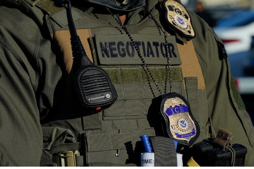 Agentes del Servicio de Inmigración y Control de Aduanas (ICE) junto a una puerta de un centro de detención en Newark, Nueva Jersey, el 7 de mayo de 2025. (Timothy A. Clary/AFP/Getty Images).