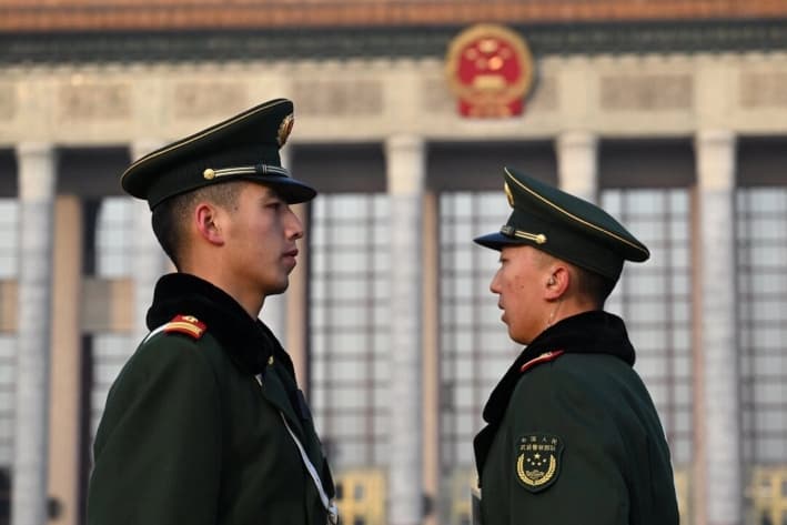 La policía paramilitar monta guardia antes de la segunda sesión plenaria de la Conferencia Consultiva Política del Pueblo Chino (CCPPCh) en Beijing, el 7 de marzo de 2024. (Jade Gao /AFP vía Getty Images)