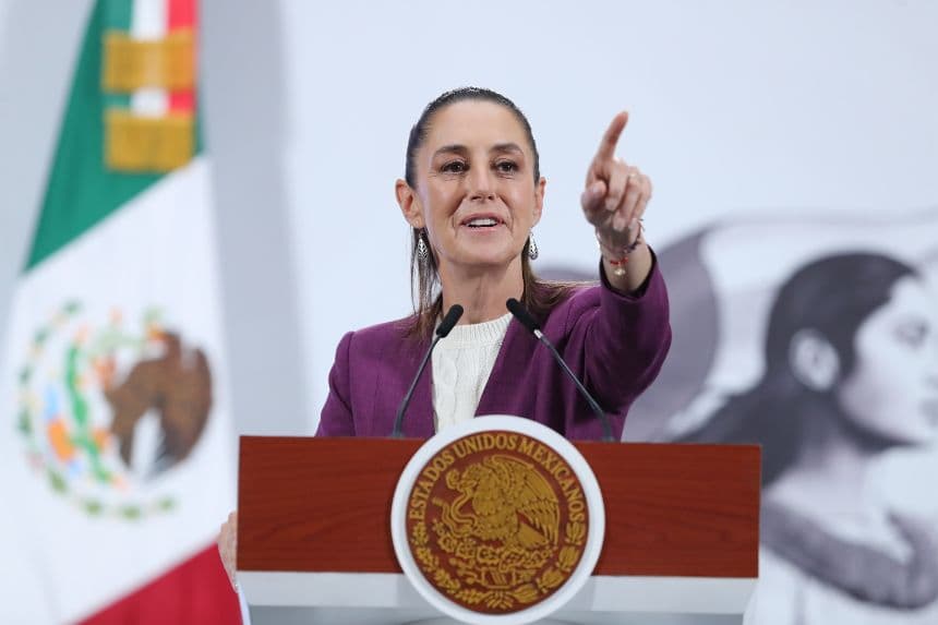 La presidenta de México, Claudia Sheinbaum, habla en una rueda de prensa este jueves, en el Palacio Nacional de la Ciudad de México. (EFE/ Mario Guzmán)