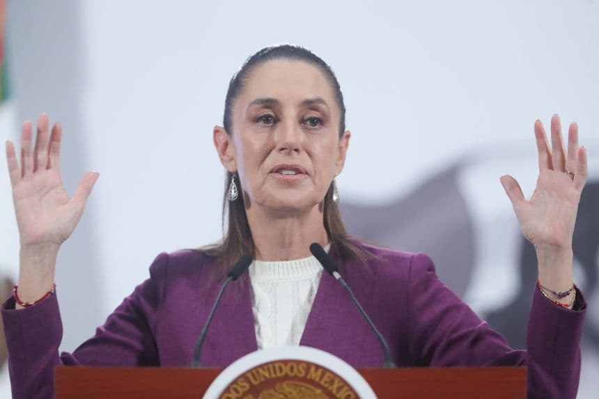 La presidenta de México, Claudia Sheinbaum, habla durante una rueda de prensa este jueves, en el Palacio Nacional de Ciudad de México. (EFE/ Mario Guzmán)