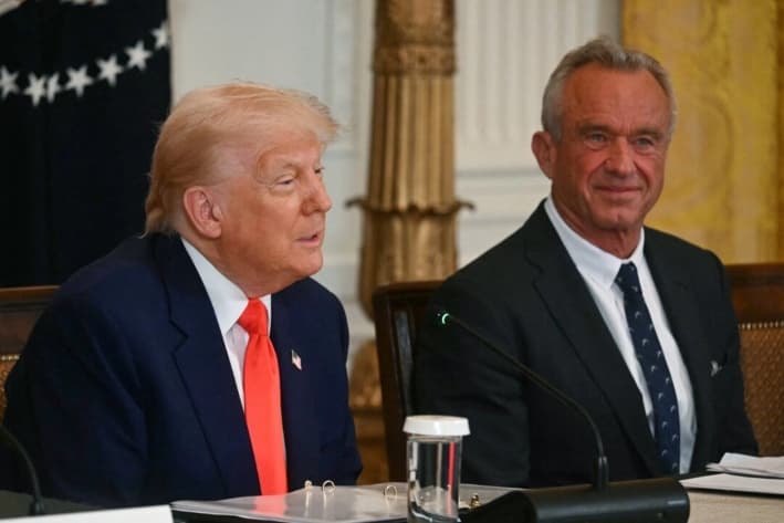 El presidente Donald Trump habla mientras el secretario de Salud y Servicios Humanos, Robert F. Kennedy Jr., observa durante un evento de la Comisión MAHA (Make America Healthy Again-Hacer a EE. UU. Saludable de Nuevo) en la Casa Blanca, en Washington, D.C., el 22 de mayo de 2025. (Jim Watson/AFP)