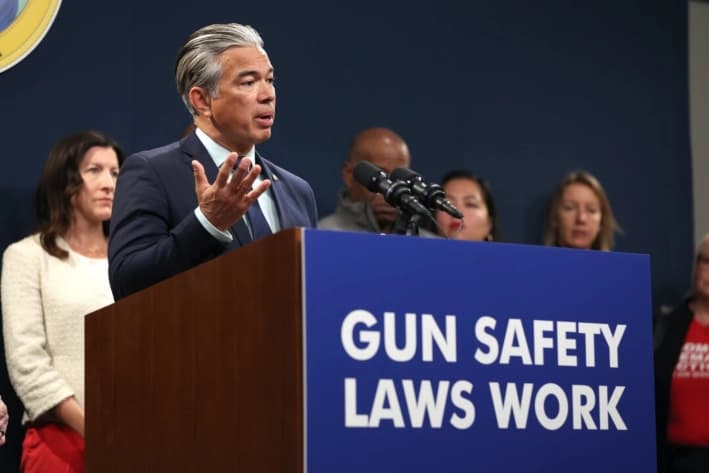 Límite de compra de un arma al mes en California viola la Segunda Enmienda, según corte de apelación