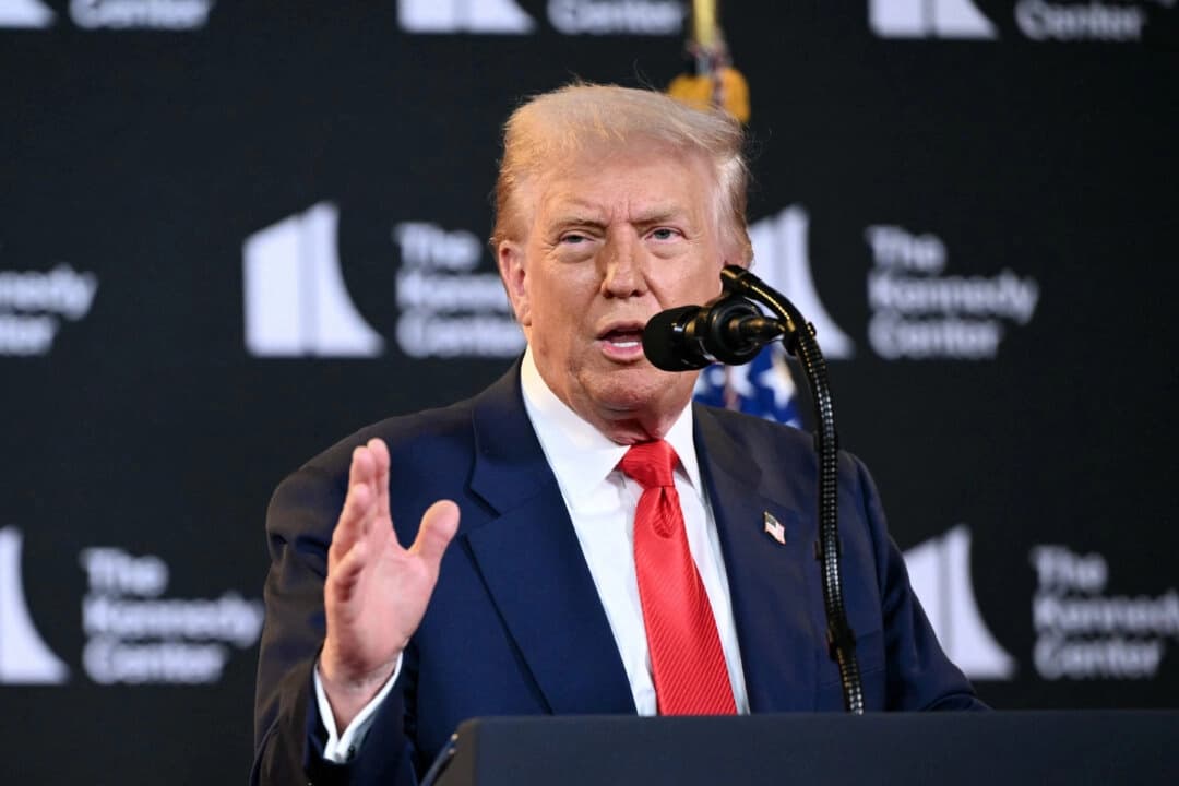 El presidente Donald Trump habla en el Kennedy Center de Washington, el 13 de agosto de 2025. (Mandel Ngan/AFP a través de Getty Images)