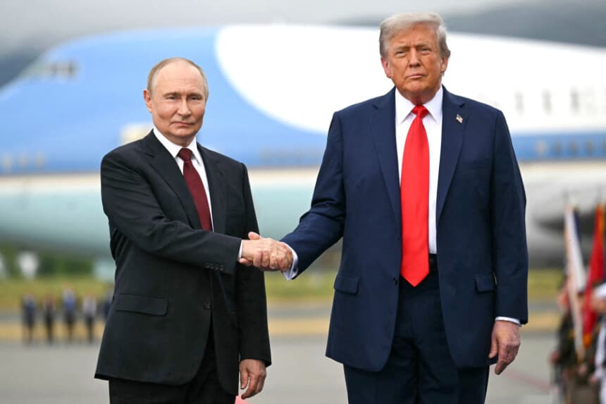 El presidente de Estados Unidos, Donald Trump, saluda al presidente ruso, Vladimir Putin, en la pista de aterrizaje tras su llegada a la Base Conjunta Elmendorf-Richardson en Anchorage, Alaska, el 15 de agosto de 2025. (Andrew Caballero-Reynolds/AFP).
