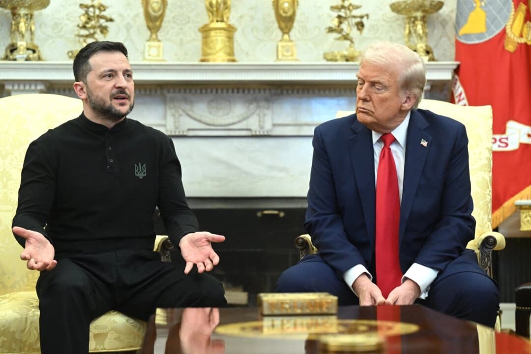 El presidente de Estados Unidos, Donald Trump, y el presidente de Ucrania, Volodímir Zelenski (izquierda), se reúnen en el Despacho Oval de la Casa Blanca en Washington el 28 de febrero de 2025. (Saul Loeb/AFP vía Getty Images)