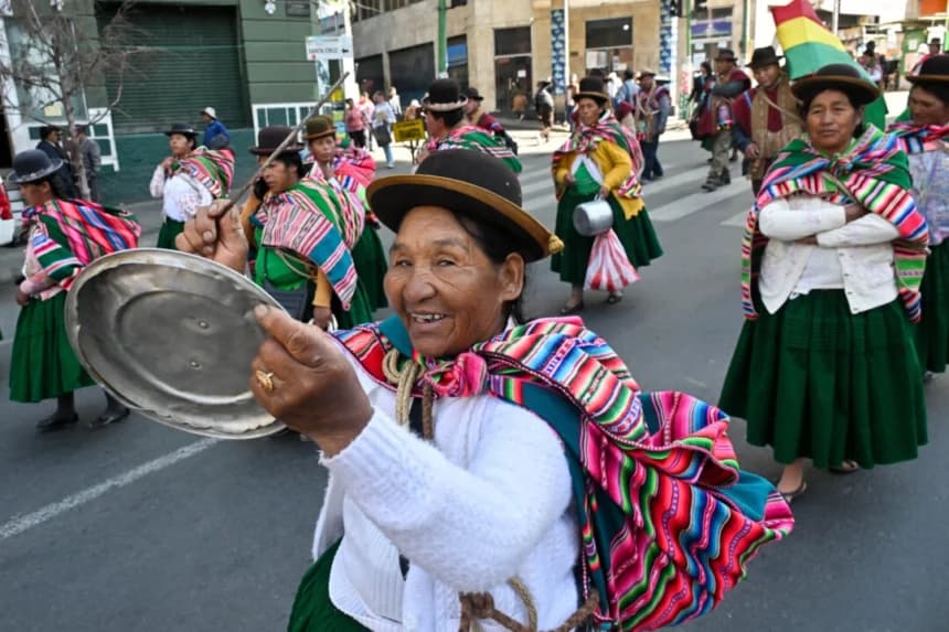 Un campesino aymara golpea una olla durante una marcha para exigir al gobierno una solución rápida a la escasez de dólares y combustible y al alza del costo de vida en La Paz, Bolivia, el 9 de junio de 2025. (Aizar Raldes/AFP vía Getty Images)