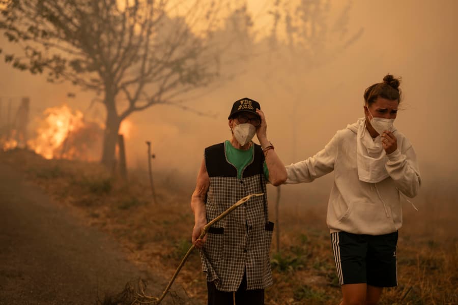 Suben a 4 los muertos en 20 grandes incendios forestales que combate España con más tropas