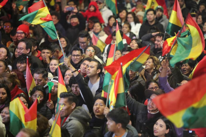 Los seguidores se reúnen y celebran mientras esperan al candidato presidencial Rodrigo Paz, del Partido Demócrata Cristiano (PDC), tras las elecciones presidenciales celebradas en La Paz, Bolivia, el 17 de agosto de 2025. (Gaston Brito Miserocchi/Getty Images).