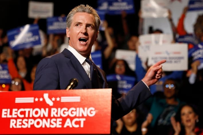 Newsom pide registros sobre operación del ICE cerca de rueda de prensa sobre redistribución de distritos