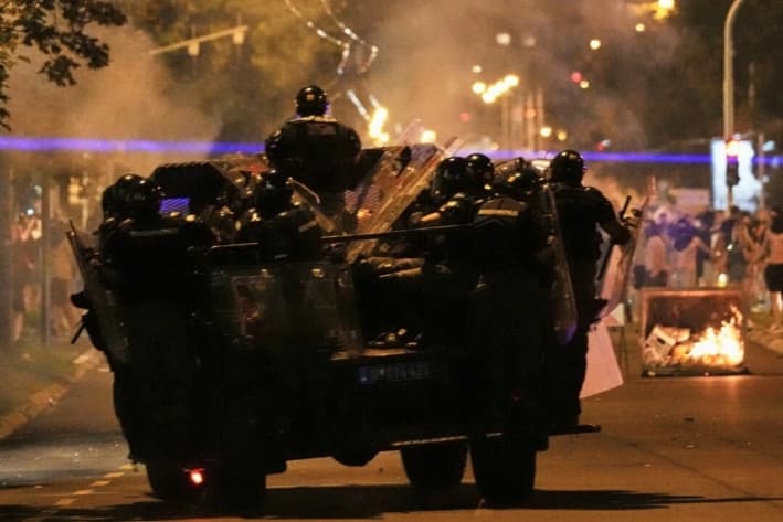 Miles de personas protestan mientras el presidente serbio advierte sobre “revolución de colores”