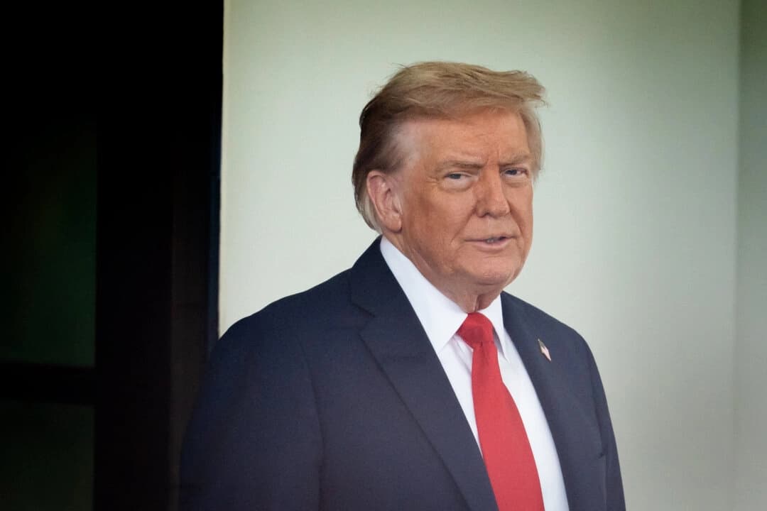 Arrestan y acusan a mujer por amenazar con asesinar a Trump