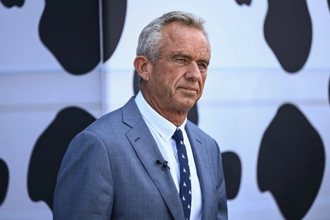 El secretario de Salud, Robert F. Kennedy Jr., observa durante una rueda de prensa en la sede del Departamento de Agricultura de Estados Unidos (USDA) en Washington, el 14 de julio de 2025. (Brendan Smialowski/AFP a través de Getty Images)