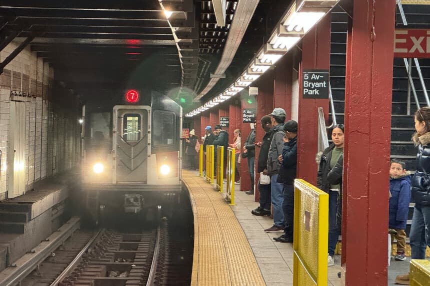 Funcionarios federales amenazan con recortar fondos por fallas en la seguridad del metro de Nueva York