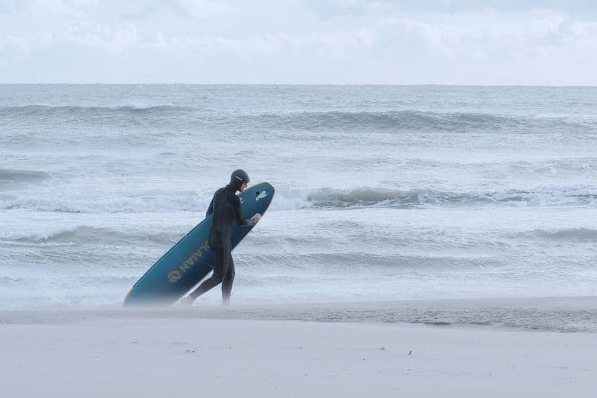 Surfista "muy afortunado" escapa de ataque de tiburón en Australia, su tabla de surf no tuvo la misma suerte
