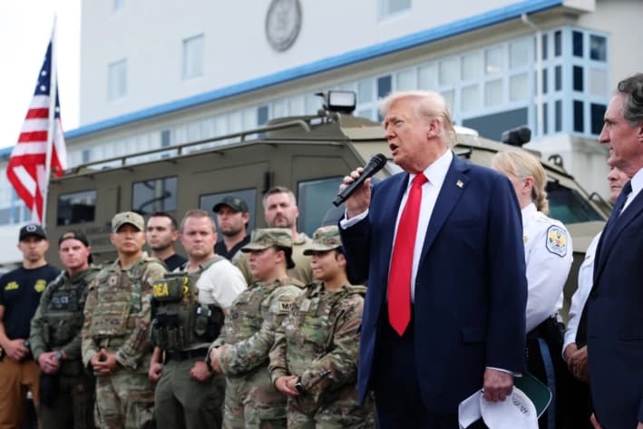 Trump visita a la policía y la Guardia Nacional en Washington D.C. y agradece a sus oficiales