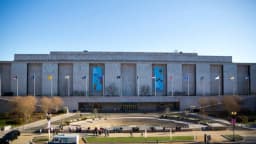 La Casa Blanca identifica 20 exhibiciones del Smithsonian que dice promueven ideología de raza y género