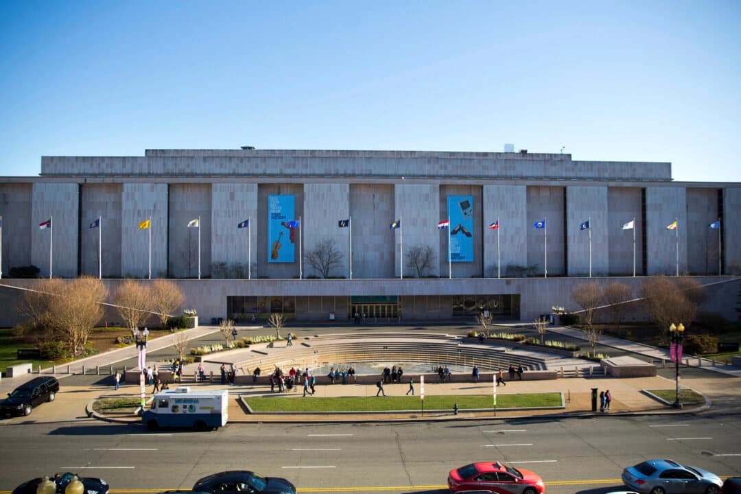 Personas visitan el Museo Smithsonian de Historia Americana en el National Mall de Washington, el 3 de abril de 2019. (Pablo Martínez Monsivais/AP Photo).
