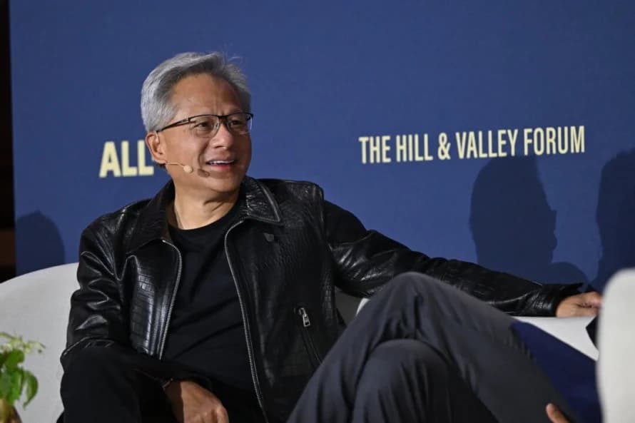 Jensen Huang, cofundador y CEO de NVIDIA, habla en el escenario del Foro All-In y Hill & Valley “Winning The AI Race” en el Auditorio Andrew W. Mellon en Washington, el 23 de julio de 2025. (Roy Rochlin/Getty Images para Hill & Valley Forum)
