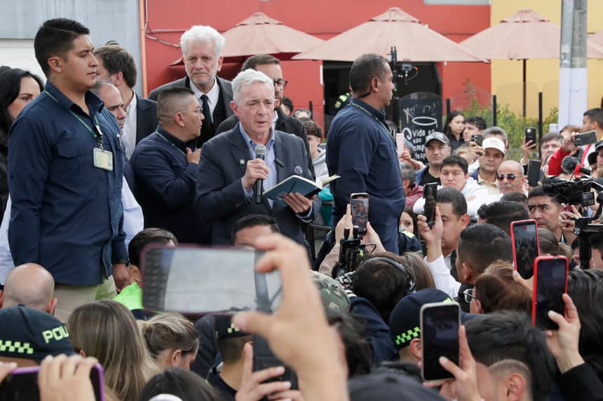 El expresidente Uribe homenajea en el lugar del atentado al asesinado senador Uribe Turbay