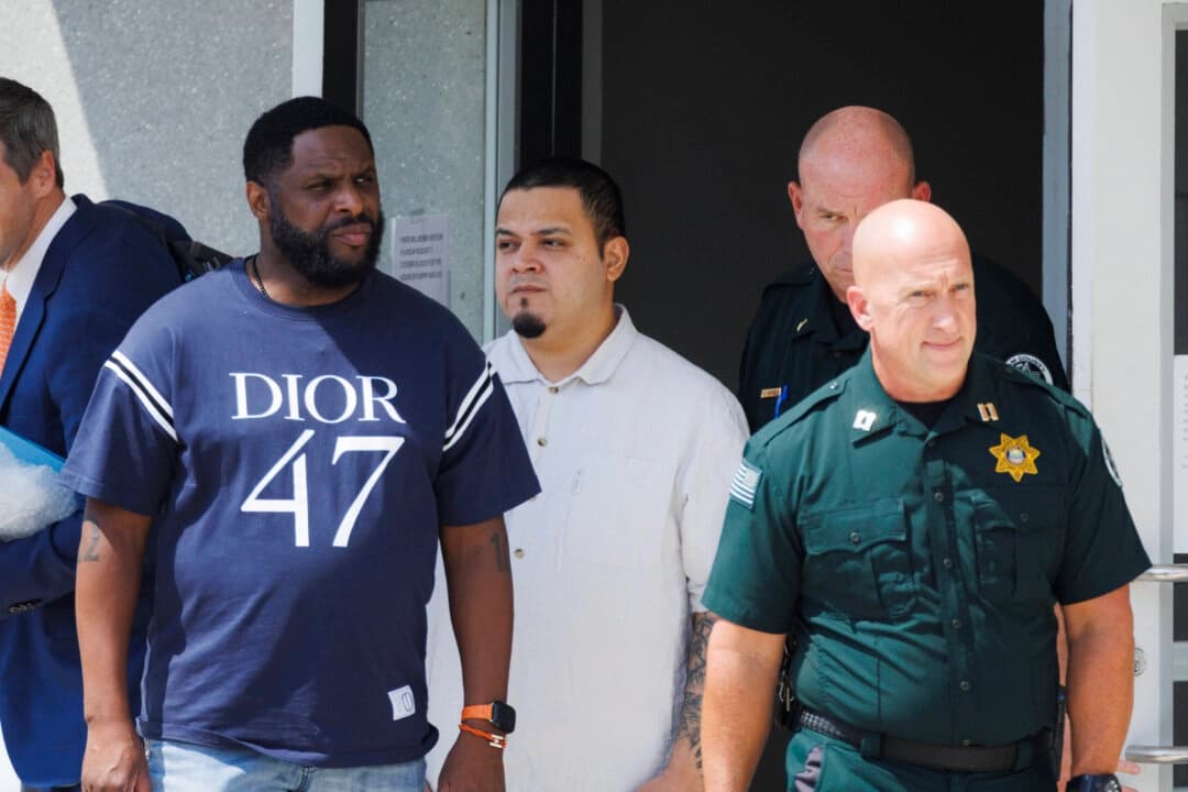 Kilmar Abrego García, en el centro, abandona la cárcel del condado de Putnam en Cookeville, Tennessee, el 22 de agosto de 2025. (AP Photo/Brett Carlsen)