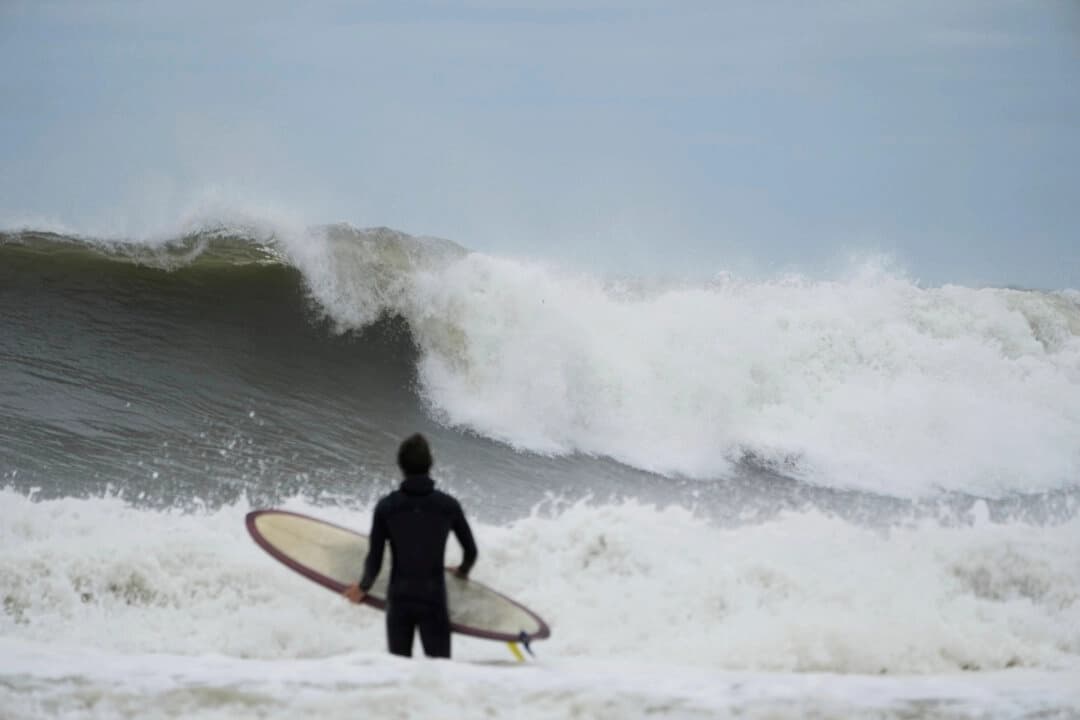 Playas reabren en Nueva York y Carolina del Norte tras el huracán Erin