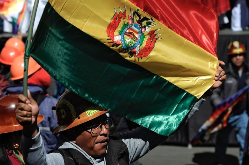 Un minero muestra una bandera de Bolivia (Foto de JORGE BERNAL/AFP a través de Getty Images)