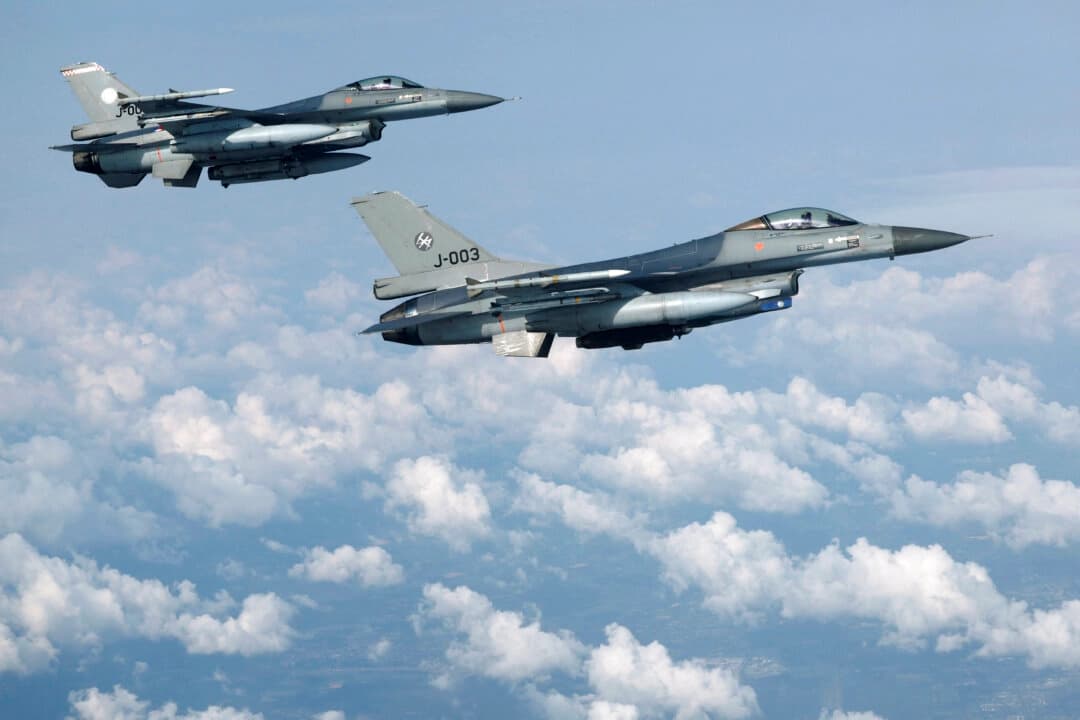 Aviones de combate F-16 en vuelo. (Piroschka van de Wouw/Reuters, foto de archivo)