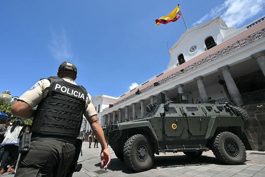 Policía de Ecuador incauta material explosivo destinado para usarse en "actos terroristas" en Colombia