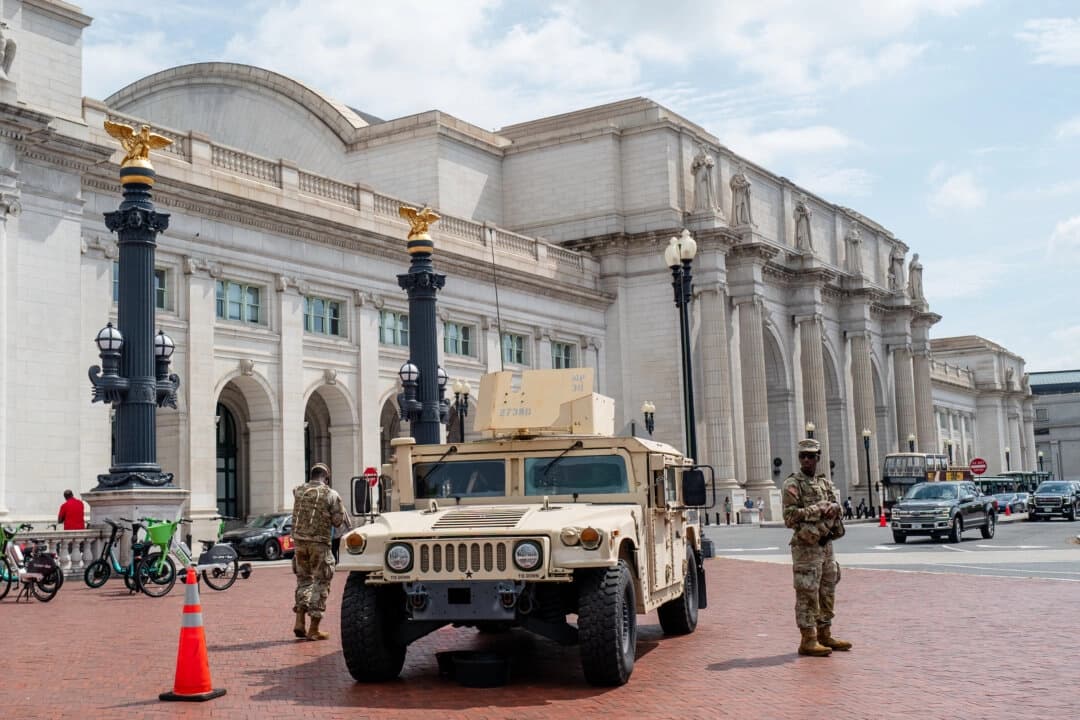 Miembros de la Guardia Nacional frente a la Union Station de Washington el 14 de agosto de 2025. (Madalina Kilroy/The Epoch Times)