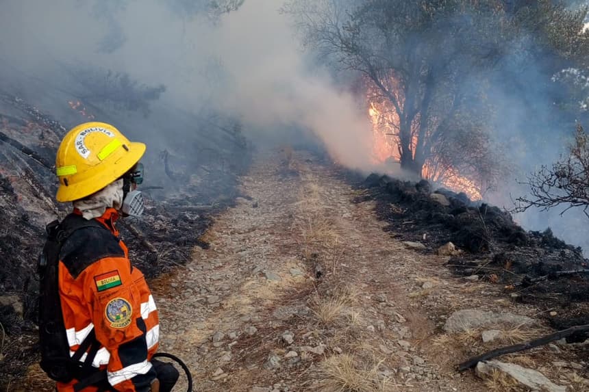 Fotografía cedida por el Grupo Voluntario de Salvamento de Cochabamba (SAR Bolivia) donde se muestra a un bombero observando un incendio forestal en el parque nacional Tunari este miércoles, en Cochabamba, Bolivia. (EFE/ Grupo Voluntario de Salvamento de Cochabamba)