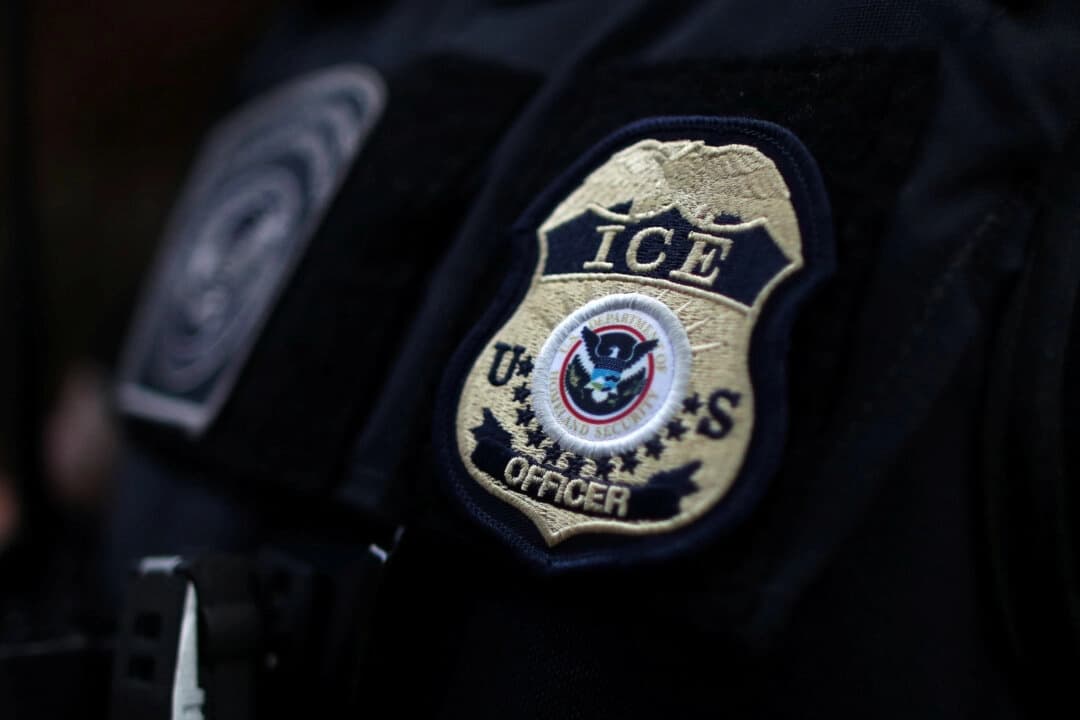 Arrestan a un hombre por presunta amenaza de bomba a la oficina del ICE en Dallas