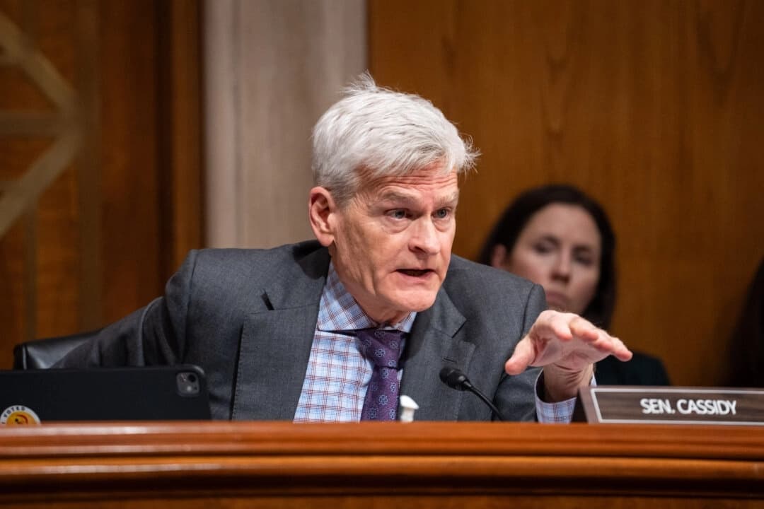 El senador Bill Cassidy (R-La.) habla durante una audiencia en Washington el 5 de marzo de 2025. (Madalina Vasiliu/The Epoch Times)