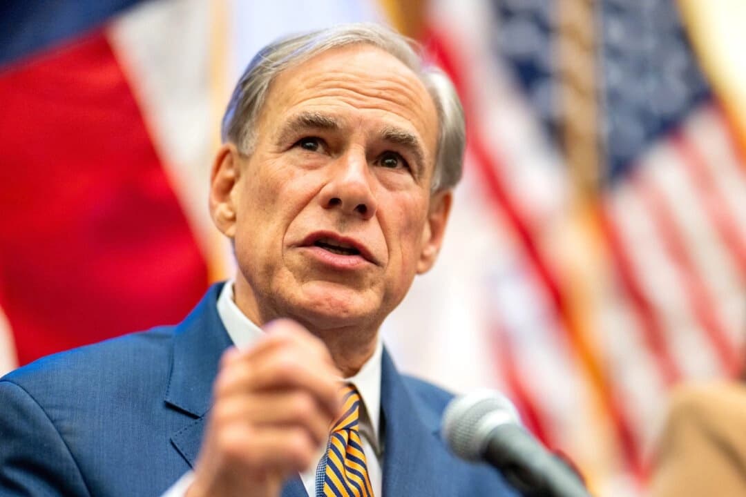 El gobernador de Texas, Greg Abbott, habla durante una conferencia de prensa en el Capitolio estatal en Austin el 15 de agosto de 2025. (Brandon Bell/Getty Images)