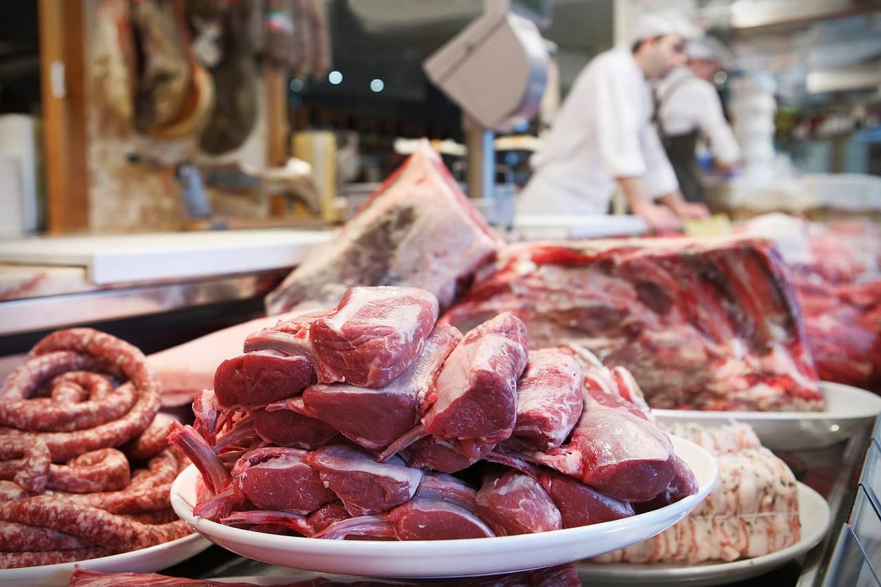 Carne fresca en un supermercado. (FERMO SERGIO en Pixabay)
