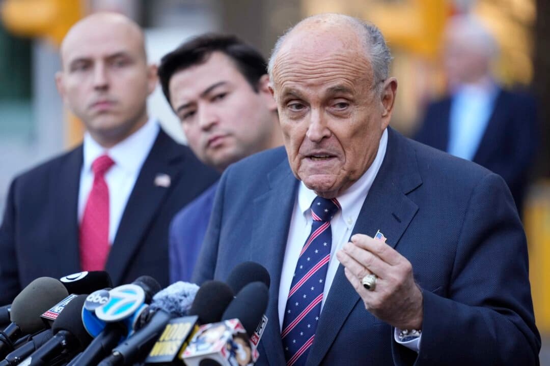 El exalcalde de Nueva York, Rudy Giuliani, habla con los medios al salir de la corte en la ciudad de Nueva York, el 7 de noviembre de 2024. (Seth Wenig/AP Photo)